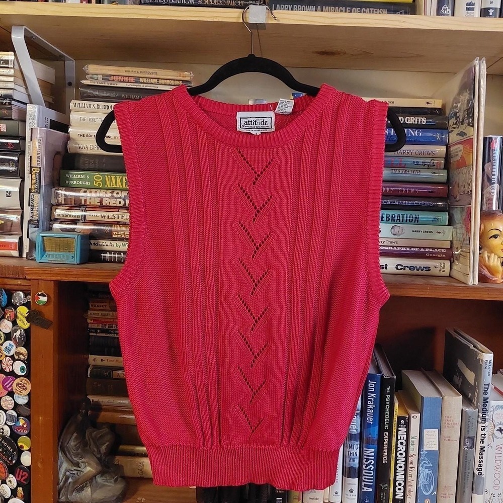 Vintage pink preppy knit sweater vest.‎